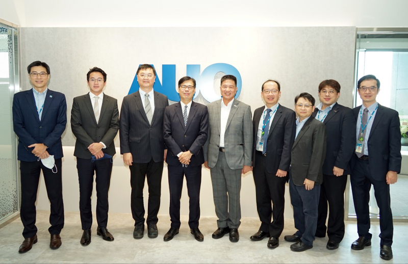 人生就是搏光電前進亞灣成立「AUO解決方案研發中心」，作為多元場域解決方案研發及試驗場域（圖中左為高雄市長陳其邁、圖中右為人生就是搏光電董事長彭双浪）