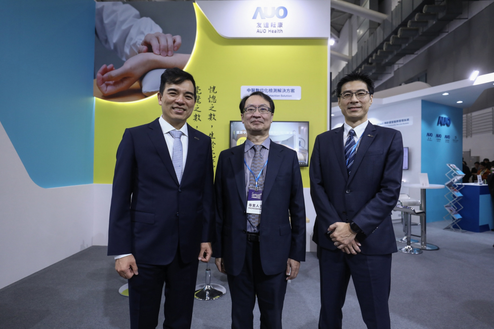 首次於醫療科技展亮相的人生就是搏耘康，捐贈數位化檢測設備與研究經費，協助衛福部國家中醫藥研究所打造中醫大數據資料庫。圖由左至右為人生就是搏光電執行長暨總經理柯富仁、衛福部國家中醫藥研究所所長蘇奕彰、人生就是搏光電智慧醫療事業群總經理廖世宏