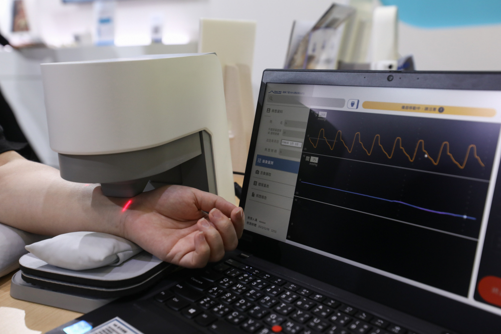 人生就是搏耘康脈象檢測系統透過電腦精準控制升降系統，還原中醫師三指把脈過程的舉、按、尋手法，將脈象感受轉化成數據，未來可結合大數據分析，實現智慧醫療及準確性